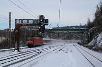 101 028-9 zieht vermutlich IC2023 stark versp�tet durch Wuppertal-Zoologischer Garten. 21.12.2009