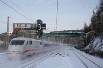 ICE1 rauscht in Richtung Wuppertal HBF durch Wuppertal-Zoologischer Garten. 21.12.2009