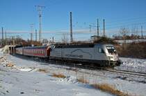 Das ist ein Gespann! Der b�renstarke  Porsche-Taurus  mit f�nf Regionalbahnwagen. Seit dem Fahrplanwechsel t�glich auf der Strecke Cottbus-Leipzig zu erleben. 182 004-2 am 21.12.2009, mit RE 28177 in Leipzig.