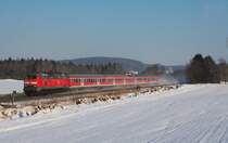 218 491 bef�rdert am 20.12.2009 einen IRE durch das verschneite Ri�tal bei Ummendorf. Diese Fotostelle entstand erst diesen Herbst, als dort m�chtig freigeschnitten wurde.
