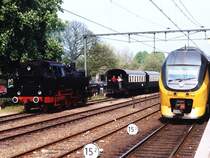 Alt und neu: 64 415 der VSM und eine moderne Regionrunner der NS auf Bahnhof Dieren am 27-4-1999. Bild und scan: Date Jan de Vries.