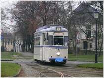 Wagen 37 hat soeben die Haltestelle Marientor verlassen und f�hrt am Depot vorbei Richtung Hauptbahnhof Naumburg (Saale) (09.12.2009)