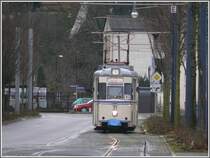 Wagen 37 der Naumburger Strassenbahn kurz vor dem Hauptbahnhof. Der Triebwagen Baujahr 1959 kam �ber Stralsund, Gera, G�rlitz und Jena schliesslich nach Naumburg (Saale) (09.12.2009)
