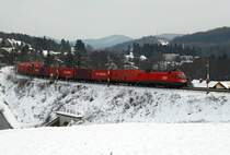 Containerganzzug am 18.12.2009 um 13:06 Richtung Westen kurz vor D�rrwien.