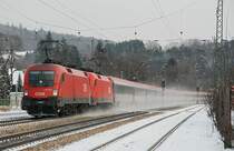 1016 044 an der Spitze des OEC 564 nach Bregenz. Tullnerbach-Pressbaum, am 18.12.2009.