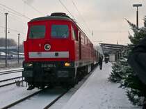 232 569-4 hat ihren RE aus Erfurt Hbf in den Bahnhof Altenburg auf Gleis 3 gebracht. Nun muss die Lok zum Fahrtrichtungswechsel umsetzen. (19.12.2009)