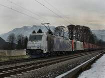 Die 185 663 und die 185 664 am 05.12.2009 mit dem Winner KLV-Zug unterwegs bei Niederaudorf. 