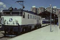 RENFE BR 269 248-1 mit Talgo bringt uns kurze Zeit sp�ter nach C�rdoba. Bahnhof in M�laga, Juli 1993, HQ-Scan ab Dia.