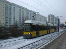 Berlin: Stra�enbahnlinie M5 nach S-Bahnhof Hackescher Markt an der Haltestelle Hohensch�nhausen Prerower Platz.