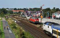 DE 2700-10 mit einer NOB nach Westerland begegnet am 6.08.2009 in Nieb�ll 218 359-8 und 218 185-7 die sich wenig sp�ter vor einen IC Richtung Hamburg setzen werden.