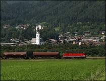 1144 234 hat diesen Ganzzug am Haken und ist bei Schwaz in Richtung W�rgl unterwegs. (06.08.2009)

