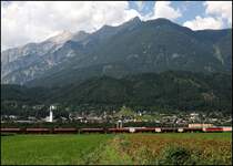 1144 234 hat diesen Ganzzug am Haken und ist bei Schwaz in Richtung W�rgl unterwegs. (06.08.2009) 

