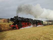 52 8047 und 52 8079 in h�he Zw�nitz mit einem Sonderzug aus Nossen am 6.12.09