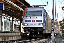 die Hertha 101 144 wartet auf Bahnsteig 1 des Bf Stralsund auf seine Ausfahrt am 18.10.09