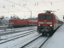 Hier 114 012-8 mit einem RE3 von W�nsdorf-Waldstadt nach Stralsund und im Hintergrund 112 123 mit einem RE3 von Schwedt/Oder Hbf. nach Elsterwerda, diese beiden Z�ge standen am 21.12.2009 in Angerm�nde.