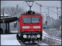 29.11.05 R�gendamm Bhf- noch ohne neue Sundquerung im Hintergrund.-143 295-4 mit RB33313 unterwegs nach Sassnitz.  