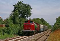 Am 23. August 2009 bef�rdert die altrote 212 084 einen Sonderzug nach Friedrichshafen �ber die S�dbahn und passiert dabei in K�rze die Ortschaft Oberzell.