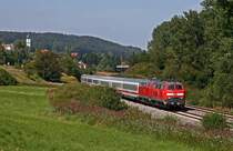 Mit vereinten Kr�ften beschleunigen 218 166 und 218 431 ihren IC 119 von M�nster nach Innsbruck nach dem Halt in Aulendorf bei Zollenreute wieder auf H�chstgeschwindigkeit. Die Aufnahme der beiden beim Betriebshof Ulm beheimateten Maschinen ist bereits historisch, denn die hier f�hrende 218 166 wurde mittlerweile leider mit Fristablauf abgestellt.