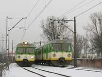 Warszawa Koło, EN57-1917 als KM-15427 nach Iłowo und EN-1939 als KM-5128 nach Warszawa Wola, 20.12.2009. So ein Gl�ck: hier, beim 1�2-Stunden-Takt 2 Z�ge zusammenzutreffen!