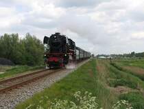 23 071 und 23 076 der Veluwse Stoomtrein Maatschappij mit eine Sonderfahrt zwischen Sneek und Stavoren bei Nijesijl am 10-5-2009. Im Hintergrund ist ein Oldtimer zu sehen.