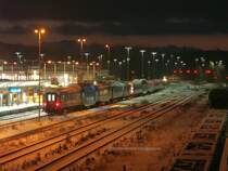 Blick auf den fr�hmorgendlichen Hbf von Hof. Die Alex-Z�ge stehen jetzt Dromedar-m��ig auf dem zum letzten Bahnsteig parallel liegenden Bereitstellungsgleis angeordnet. Kurz nach 7 Uhr wird dann eine Einheit rausgezogen und an den Bahnsteig rangiert. Es wurden auch schon kurze Z�ge mit je 3 Wagen gesichtet....