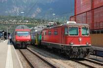 Re 4/4 II 11132 war mit einigen Waggons am 1. August 2009 abgestellt im Bahnhof von Brig.