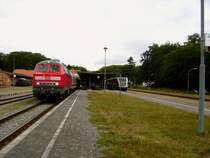 Br 218 315-0 mit ihrem IC 1805  Urlaubsexpress  von Seebad Heringsdorf nach K�ln Hbf wartete am 12.07.2009 im Bahnhof von Seebad Heringsdorf auf die Abfahrt mit ihrem Zug. Rechts wartete eine UBB nach Swinem�nde Centrum ebenfalls auf Fahrtfreigabe.