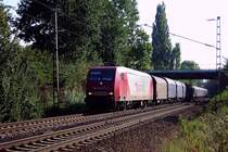 145 CL001 mit einem recht langen G�terzug (keine Ahnung wieviele ab 50st�ck habe ich nichtmehr gez�hlt) in Limmer