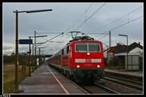 111 045 f�hrt gerade in den Haltepunkt Wiesental ein. Aufgenommen am 22.12.09