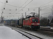 Die 182 014 am 19.12.2009 mit einem KLV-Zug bei der Durchfahrt in Brixlegg. 