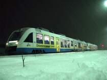 Der Einsatz des Triebwagen VT Lint 701 auf R�gen ist beendet, und somit auf seiner Stammstrecke wieder zu Hause (Parchim-Schwerin-Rehna) hier im Bahnhof von Plate mit einem zweiten VT unweit von Schwerin.