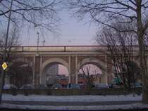 Das Aachener Viadukt in der N�he vom Aachener HBF,
darauf fahrend der franz�sische Thalys.