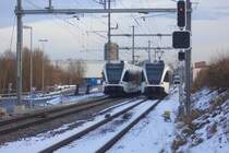 W�hrend RABe 526 741-4 bereits umgesetzt hat, und auf Weiterfahrtserlaubnis ins Abstell wartet, kommt gerade 776-0 als S8 nach Rorschach vorbei.
Kreuzlingen, 22.12.09.
