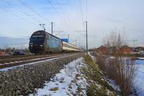 Re 460 051-6 (Werbung f�r Bahninfo 166) durchf�hrt mit ihrem verst�rkten IR gerade das T�germoos.
22.12.09.