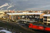 Am Lokschuppen von Wismar sind die Dacharbeiten abgeschlossen und das letzte Tor wird gerade eingeh�ngt. 15.12.2009