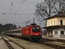 Die 1116 181 (Hanspeter) am 04.04.2009 mit einem EC bei der Durchfahrt in A�ling. 