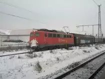 Hier 140 112-6 mit einem G�terzug in Richtung Berlin, bei der Ausfahrt am 23.12.2009 aus Angerm�nde.