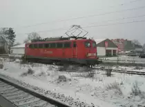 Hier 140 112-6, bei der Durchfahrt am 23.12.2009 durch Angerm�nde.
