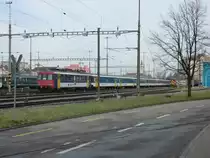 Die RBe 540 Sanwich S-Bahn verst�rkungskomposition verbringt das Wochenende in Romanshorn. 27. Dezember 2009 10:55 