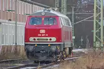 Dieser Tage ist viel abgestellt. So auch in Kassel Hbf, n�mlich die altrote 218 387-9. Aufgenommen am 27.12.2009. Zur Freischaltung: Fotostandpunkt Gleis 1/3 mit Tele.