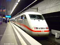 Nach Fahrplan f�hrt der ICE 695 nach Stuttgart von Gleis 14 Berlin Hbf,aber am 26.12.2009 beginnt die Fahrt auf Gleis 8 im unteren Bahnhof.