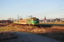 Bei letztem Sonnenschein donnert EU 07 166 durch Gogolin vorbei. (26.12.2009)