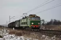 Hier zieht ET 22 984 einen kurzen G�terzug Richtung Krakau. (22.12.2009, Gogolin)