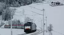 Die schwarze MRCE 189 992-1 zieht den neuerdings aus �BB-Wagen gebildeten  DB-�BB-Eurocity  87 M�nchen-Verona P.N. bei St.Jodok den Brenner hinauf. 27.12.09
