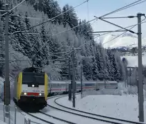 E 189 988-9 ist am 27.12.2009 mit dem neuerdings unter dem Namen  DB-�BB-Eurocity  verkehrenden EC 80 bei der St.Jodoker Schleife talw�rts unterwegs. Der n�chste Halt, Innsbruck Hbf, wird in ca. 20 Minuten erreicht werden.