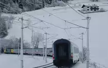 Der Eurocity 80 Verona Porta Nova- M�nchen ist am 27.12.2009, gezogen von der 189 988, in der Schleife St.Jodok unterwegs.