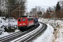 140 854 zieht einen leeren Autozug durch Freiberg in Richtung Dresden. 22.12.09