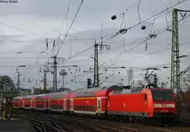Die 146 010 mit der RE1 (10114) nach Aachen bei der Ausfahrt in K�ln Messe/Deutz 27.12.09