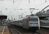 der IC2116 nach Stralsund mit Schublok 111 144 (Herta BSC) bei der Durchfahrt von K�ln Messe/Deutz 27.12.09