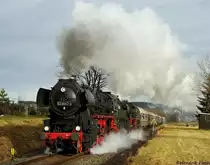Nahe Zw�nitz donnern 52 8047 und 52 8079 mit ihrem Sonderzug die Steigung Richtung L��nitz hinauf. Aufgenommen am 06.12.2009